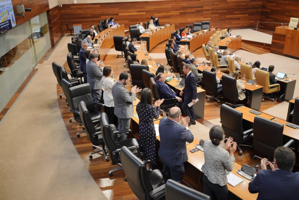 Fotogalería | Segunda sesión del pleno de investidura de María Guardiola en imágenes