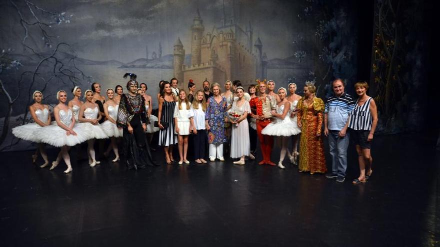 Las reinas saludan a los integrantes del Ballet de Moscú