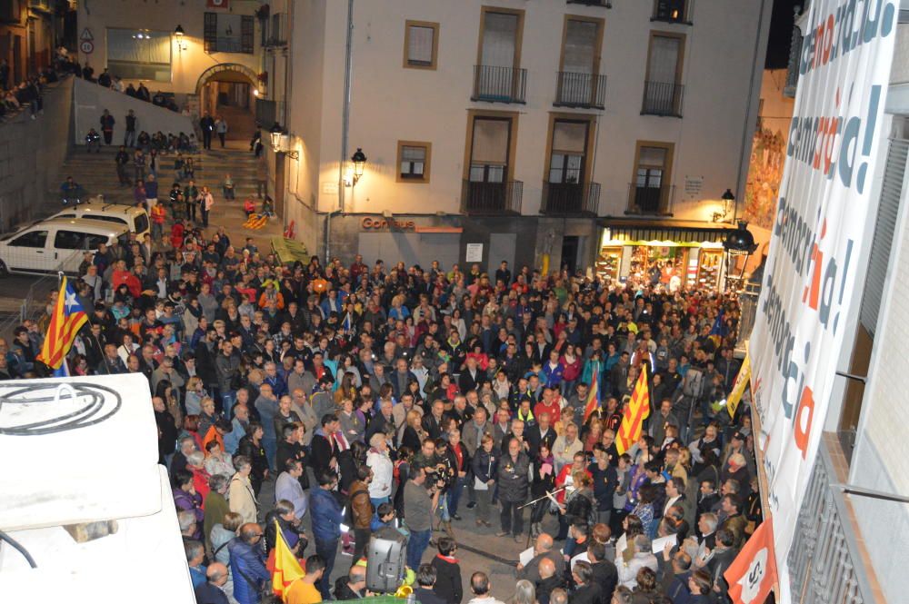 concentració a la plaça de Sant Pere de Berga per l'empresonament dels vuit exconsellers