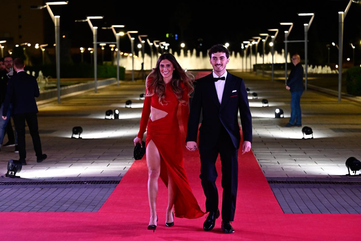 'Pecco' Bagnaia (Ducati), junto a su novia Domizia Castagnini, camino de la gala final del Mundial de motociclismo, en Valencia.