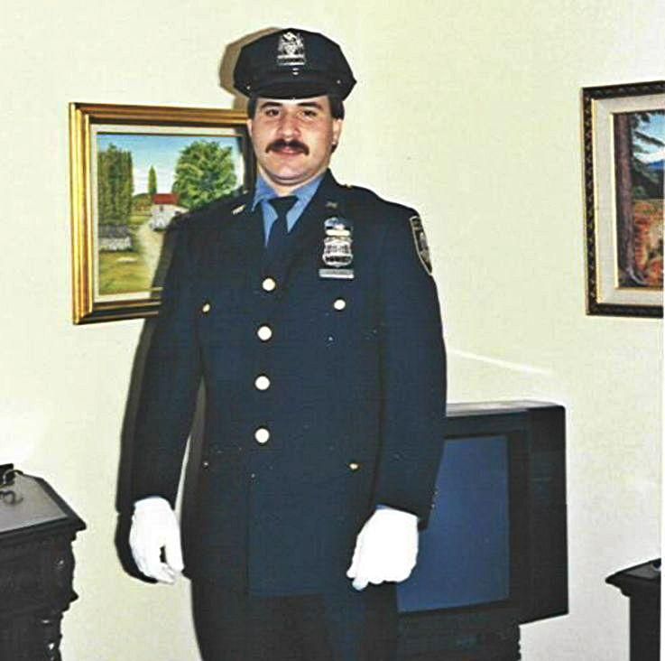 Fernández Quintana con su uniforme de policía en 2001.