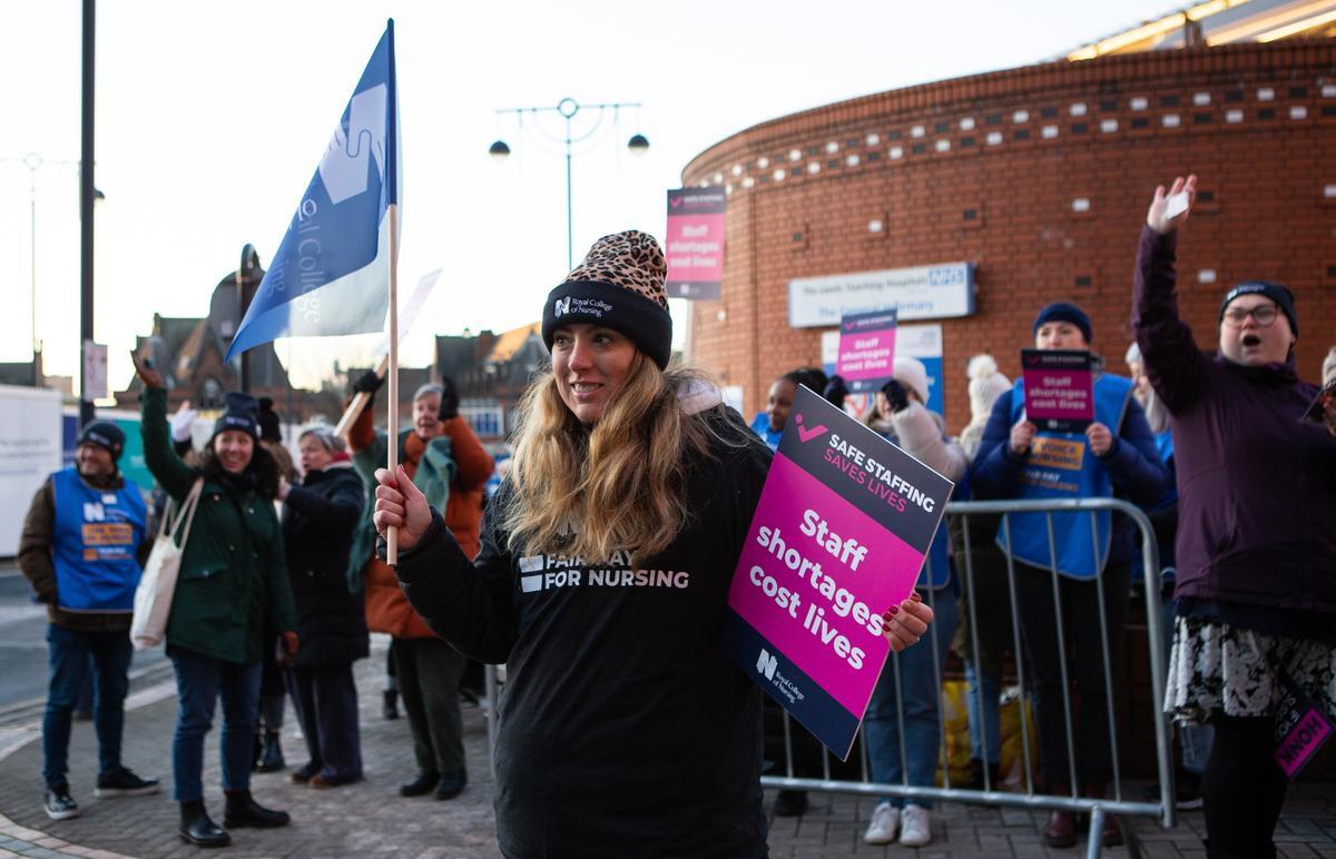 Enfermeras del National Health Service (NHS), el sistema público de salud británico, protestan a las puertas de un centro hospitalario en Leeds, Gran Bretaña.