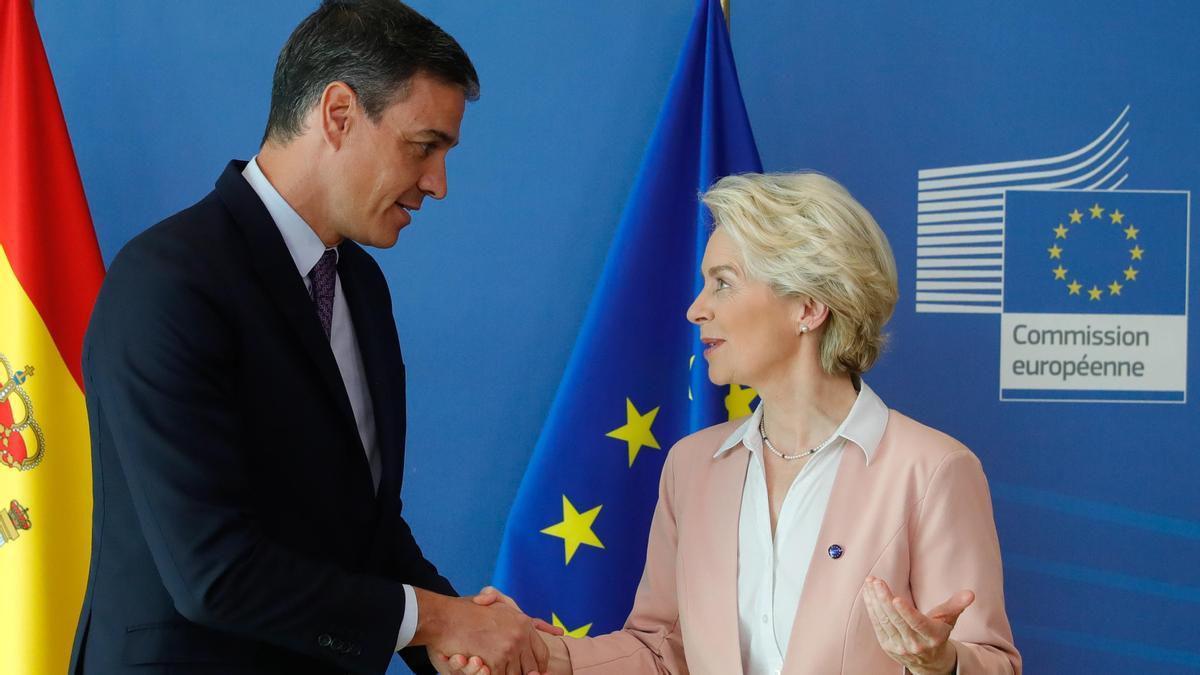 La presidenta de la Comisión Europea, Ursula von der Leyen, y el presidente del Gobierno, Pedro Sánchez.