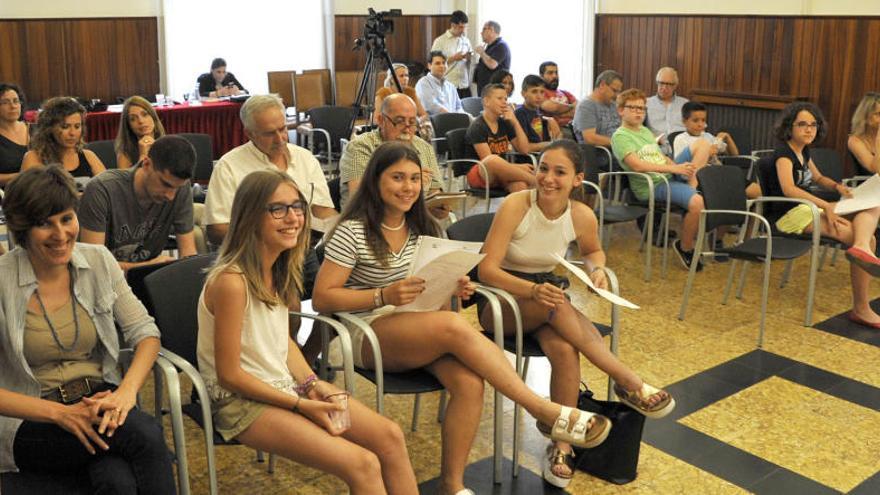 Integrants del Consell d&#039;Infants -a primera línia de la imatge- va participar al ple d&#039;ahir en què van presentar propostes.