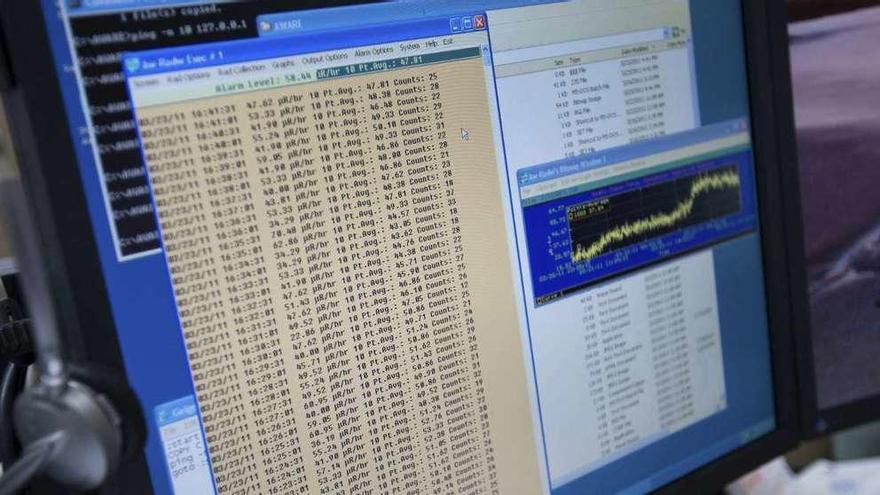 Un ordenador recoge datos sobre radiación en una zona cercana a una central nuclear.