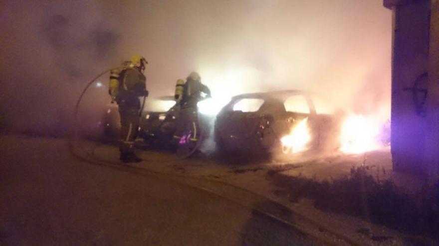 Un incendio en Gata destruye cuatro coches y daña cuatro más