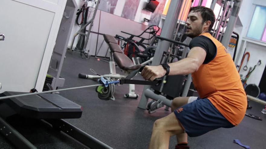 Sergi García, trabajando en el gimnasio.