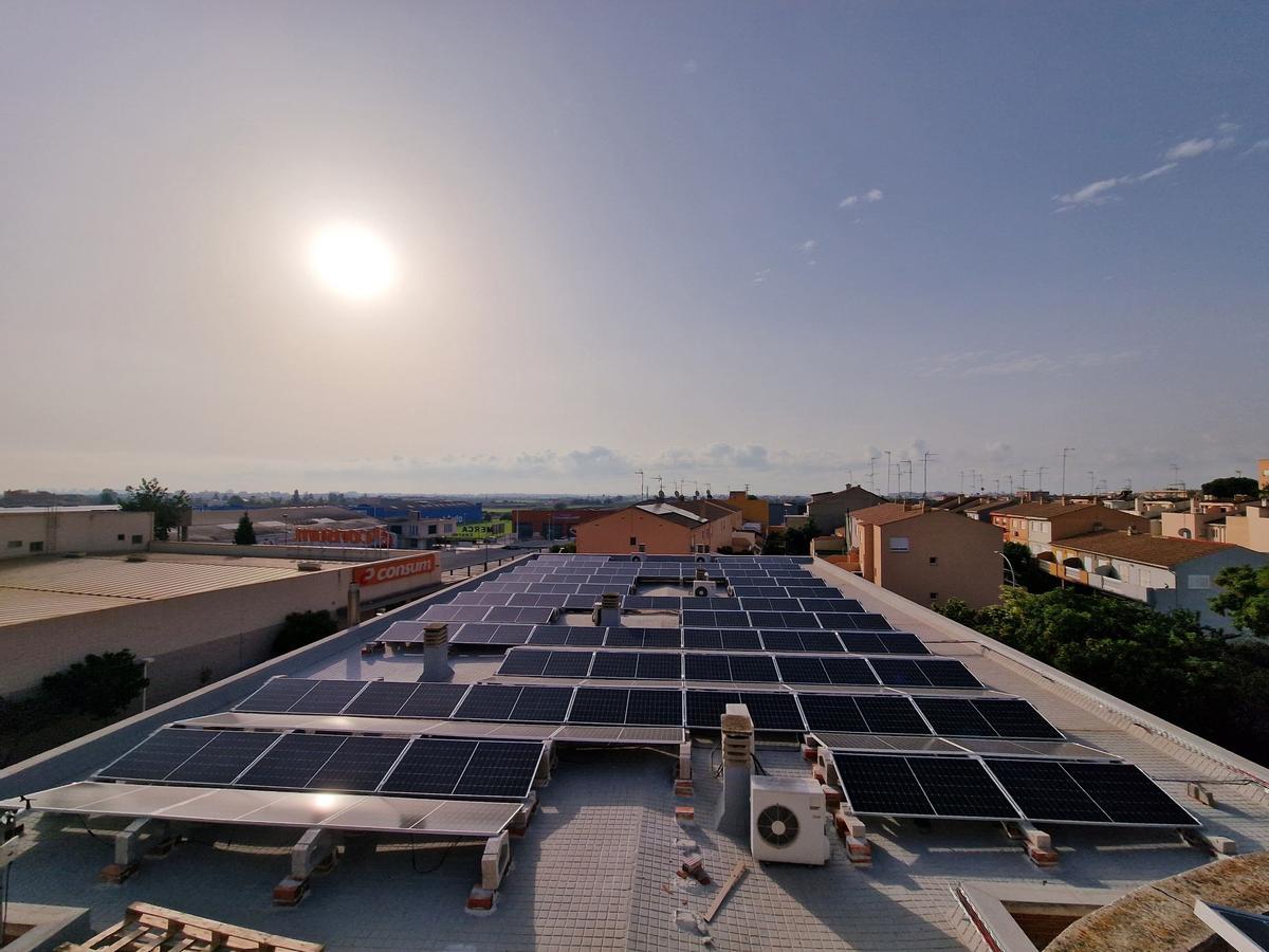 Cubierta del CEIP Rei en Jaume con la planta fotovoltaica de la Comunitat Energètica de Foios.