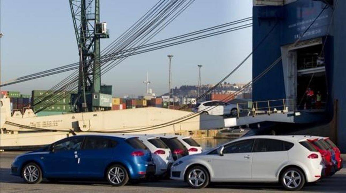 Cotxes de Seat, a punt per embarcar cap a la Xina al port de Barcelona. ALBERT BERTRAN Cotxes de Seat, a punt per embarcar cap a la Xina al port de Barcelona. ALBERT BERTRAN