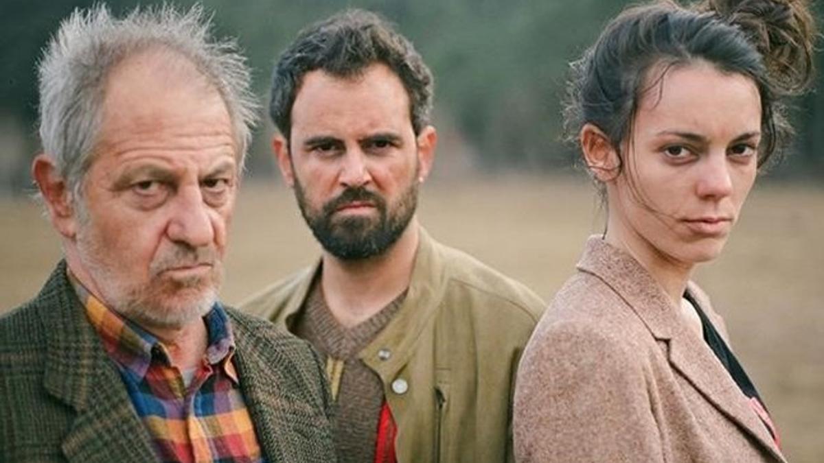 Foto promocional del montaje 'hISTÒRIA', de Jan Vilanova, en la sala Beckett, con, de izquierda a derecha, Miquel Gelabert, Pau Roca y Vicky Luengo.