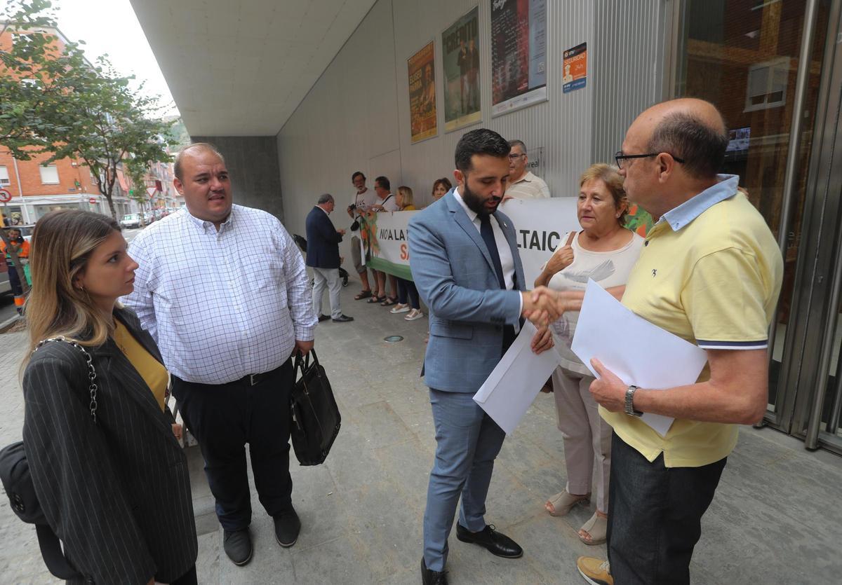 El alcalde, al recibir el documento de la plataforma.
