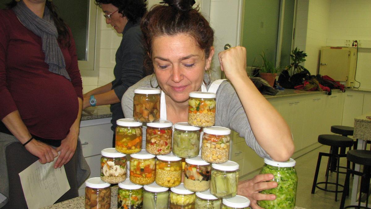 Imatge d'arxiu d'una classe per aprendre a fer conserves organitzada per L'Era