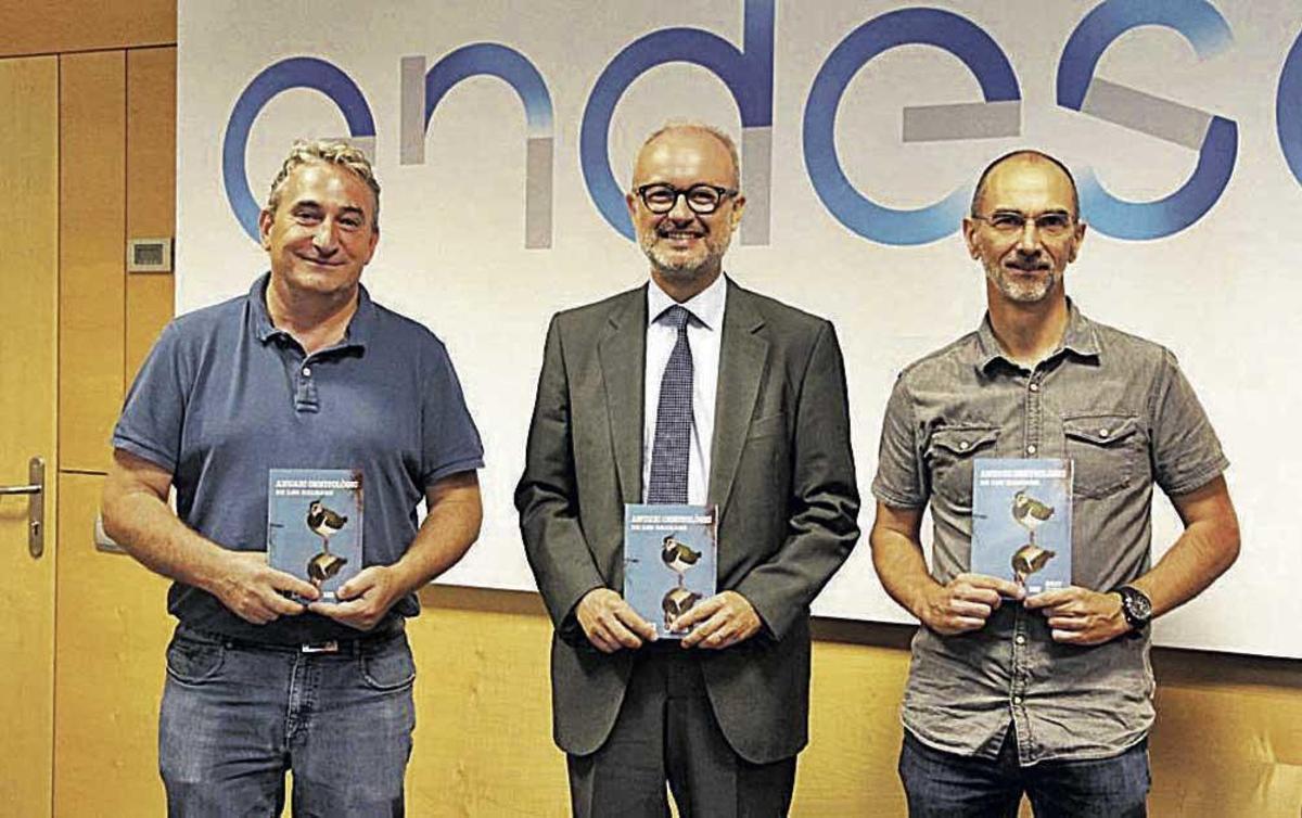 Manuel Suárez, del GOB, el director de Endesa, Martí Ribas (c), y el coordinador del GOB, Antoni Muñoz.