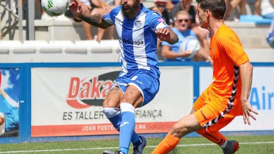 El lateral Joan Vich es baja esta tarde en el Atlético Baleares por lesión.