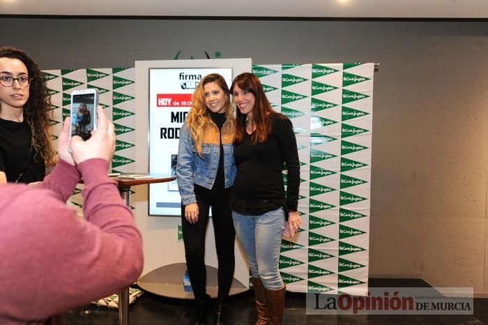 Miriam Rodríguez firma discos en El Corte Inglés