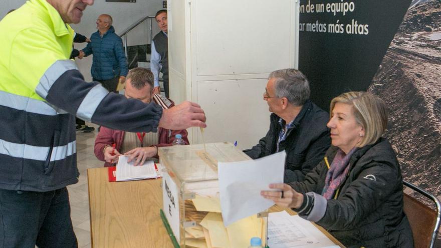Votación 8 Un trabajador de la fábrica de Stellantis en Figueruelas deposita su voto en la cita electoral de 2018. | XXXX