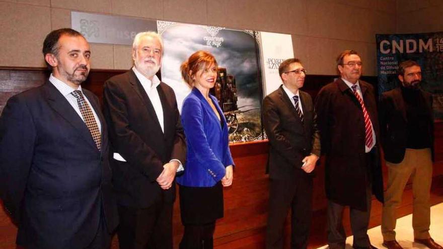 Representantes institucionales, patrocinadores y organizadores junto a la imagen del Pórtico.