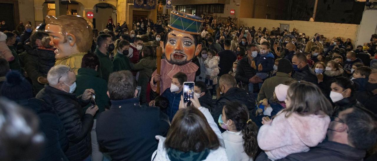 Vecinos participando en uno de los actos festivos de la Puríssima de Ontinyent, días atrás. | PEERALES IBORRA