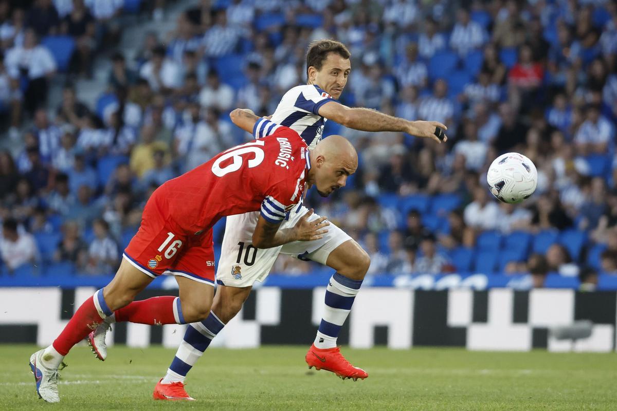 Oyarzabal y Drkusic pugnan por un balón en Anoeta.