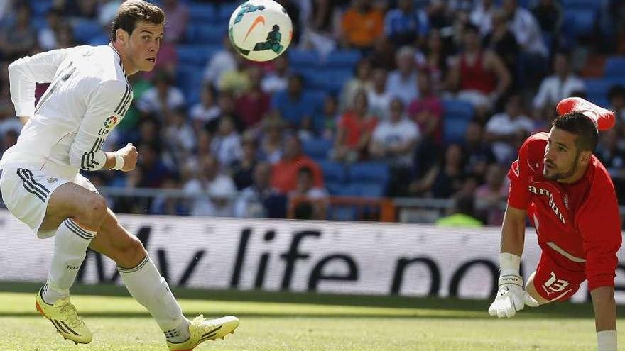 Bale no llega a un remate en presencia de Casillas. // Juan Medina