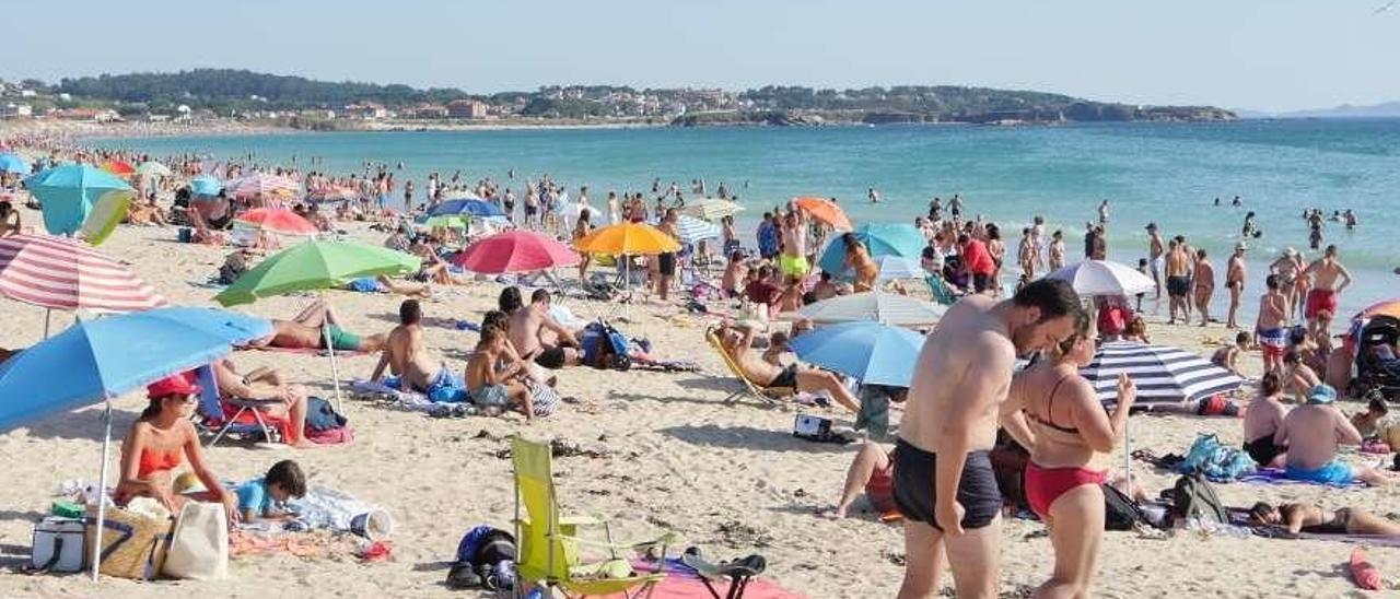 Bañistas en la playa de A Lanzada, en una imagen reciente. // Muñiz