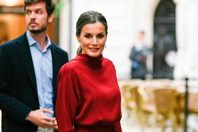 La reina Letizia estrena pendientes en Palma de Mallorca, combinados con su vestido rojo de Massimo Dutti