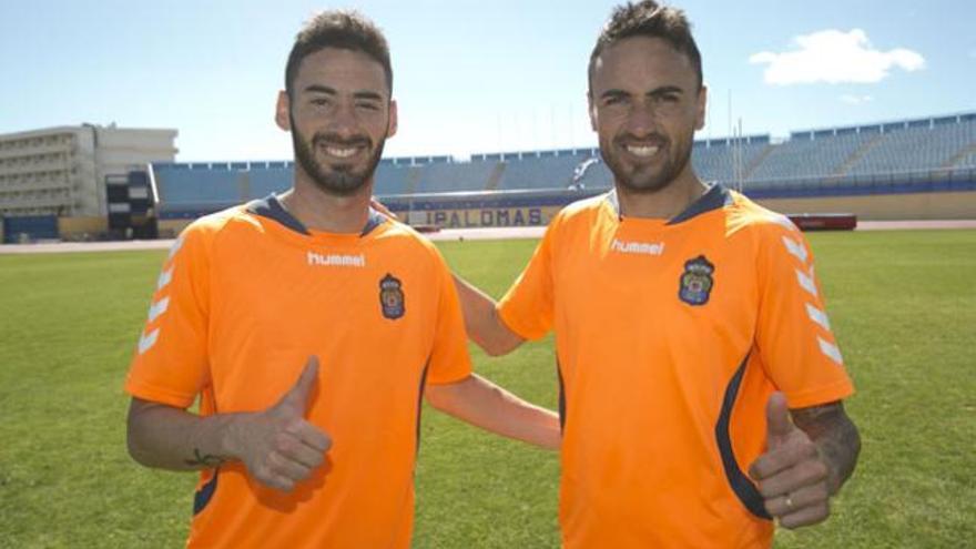 Héctor Figueroa y su hermano Momo, ayer, en el entrenamiento de la UD Las Palmas en el Estadio de Maspalomas. | carlos díaz / ud las palmas