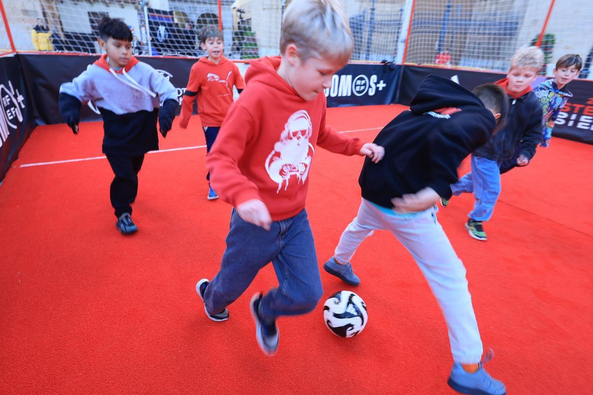 Galería | La final de la Supercopa ya se siente en la Fan Zone de la Plaza Mayor de Castelló