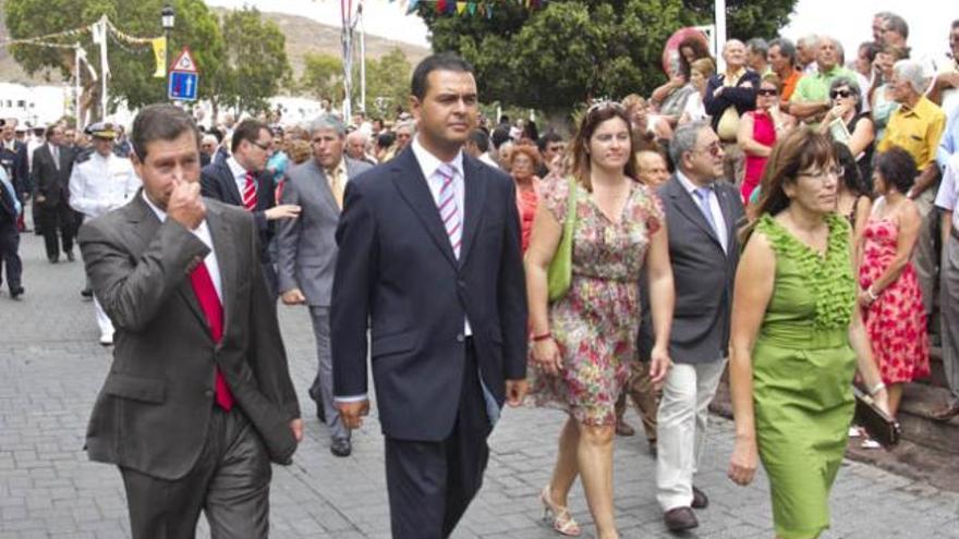Francisco Perera (Tejeda), primero por la izquierda, y Eva Díaz (Artenara), a la derecha, con otros alcaldes. i S. BLANCO