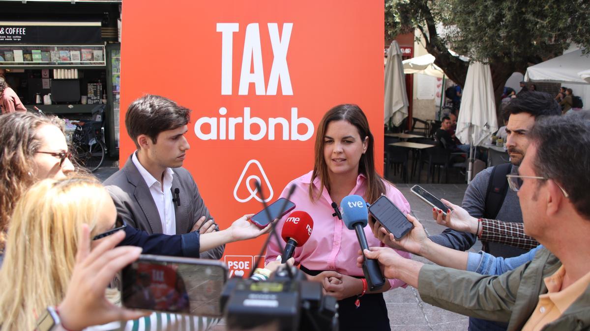Sandra Gómez y Borja Sanjuán en el acto sobre vivienda turística.