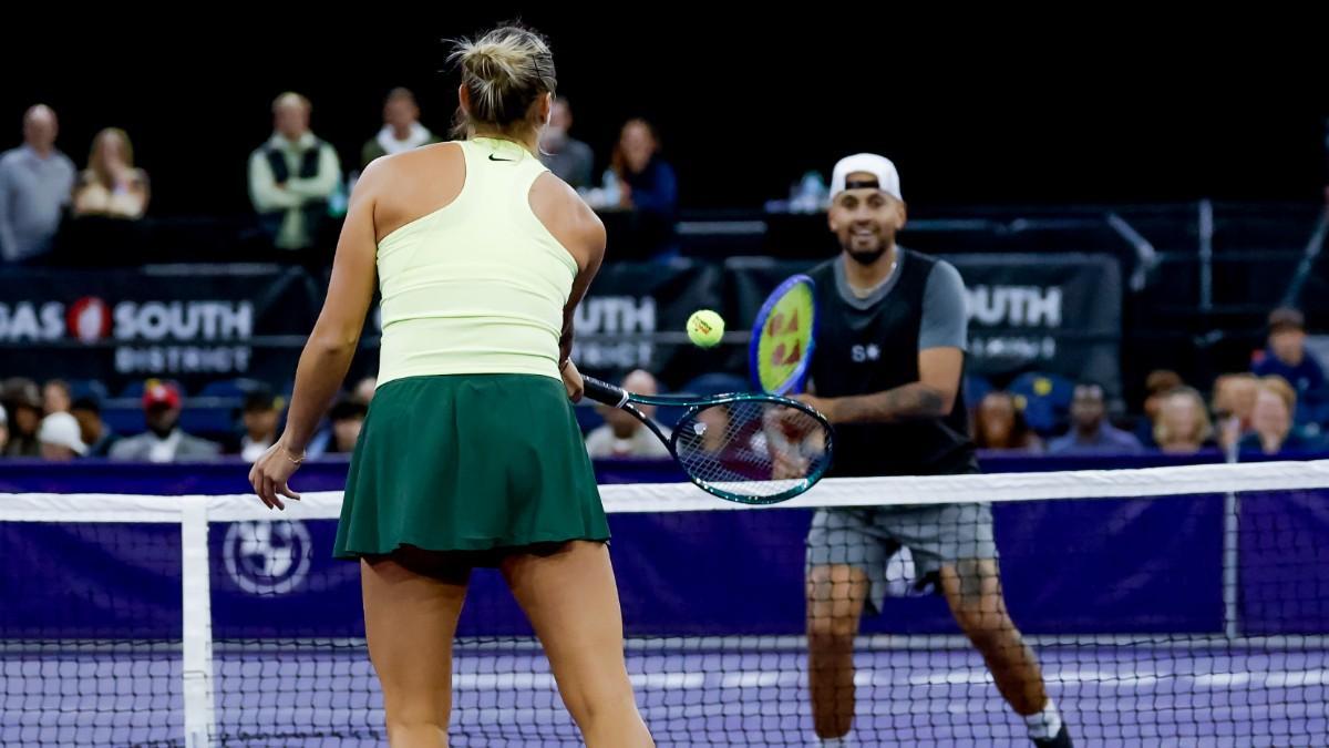 Sabalenka y Kyrgios, en un partido de dobles mixto