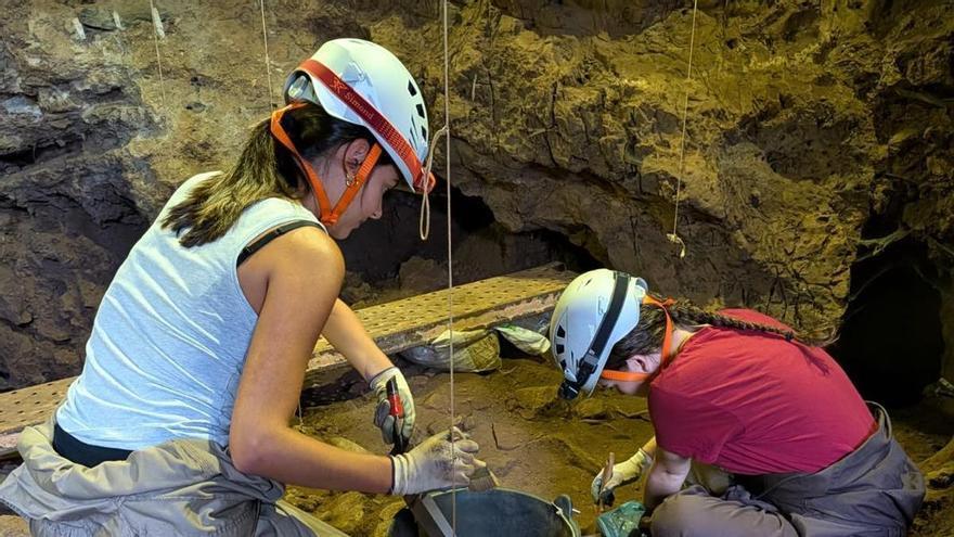 Las Cuevas de Fuentes de León reciben a voluntarios internacionales para avanzar en sus investigaciones prehistóricas
