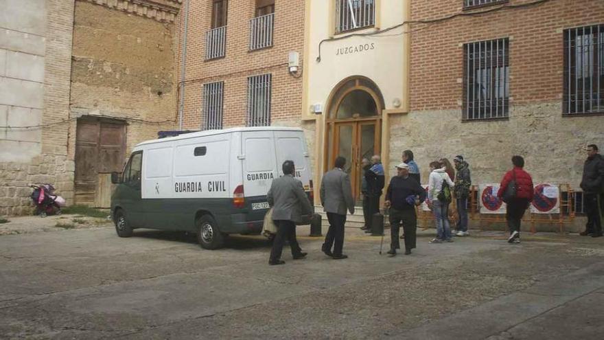 Un furgón traslada al juzgado de Toro a uno de los detenidos.