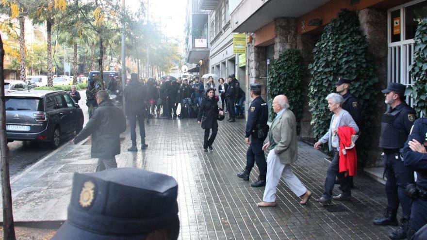 Jordi Pujol i Marta Ferrusola sortint del seu domicili.