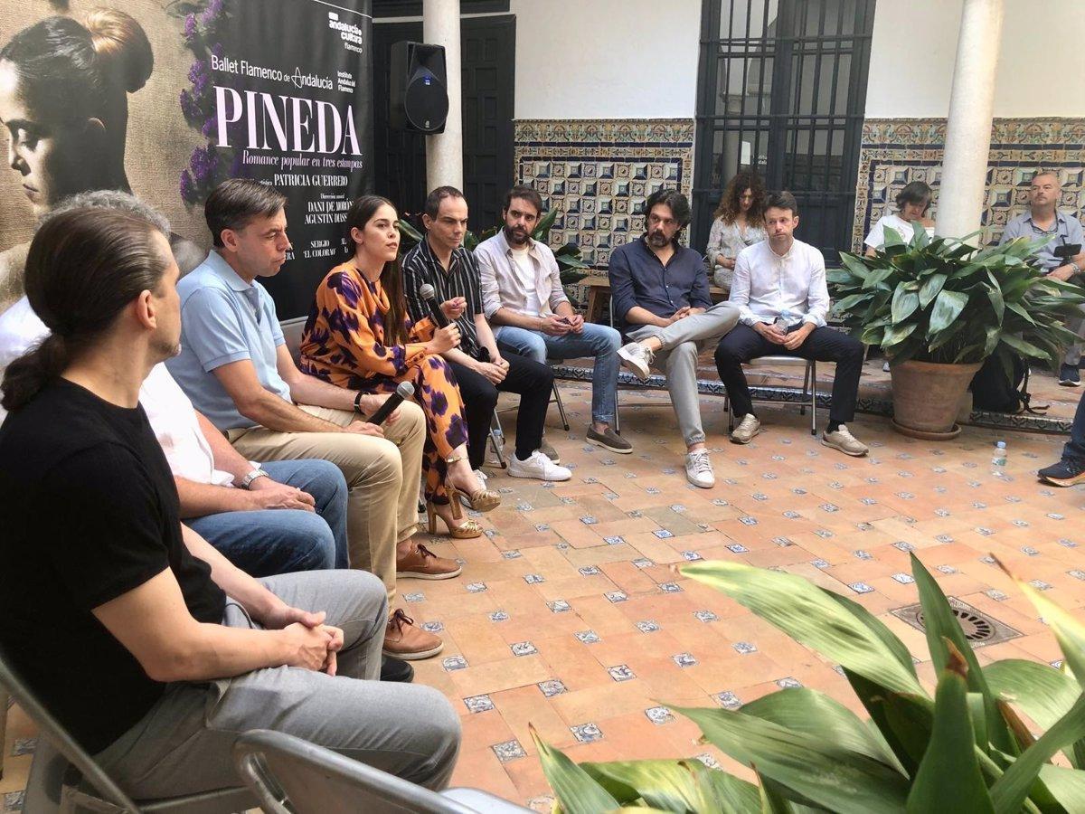 Alfonso Losa, Juan Gómez Cornejo, Cristóbal Ortega, Patricia Guerrero, Alberto Conejero, Dani de Morón, Agustín Diassera y Manuel Busto durante la presentación a los medios de 'Pineda'.