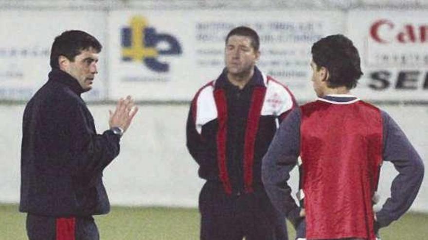 Joaquín Villa, a la izquierda, dirige un entrenamiento.