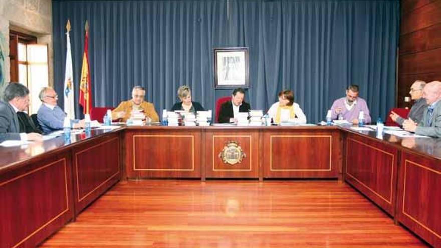 El jurado, durante la deliberación en el salón de plenos del Concello de O Carballiño.