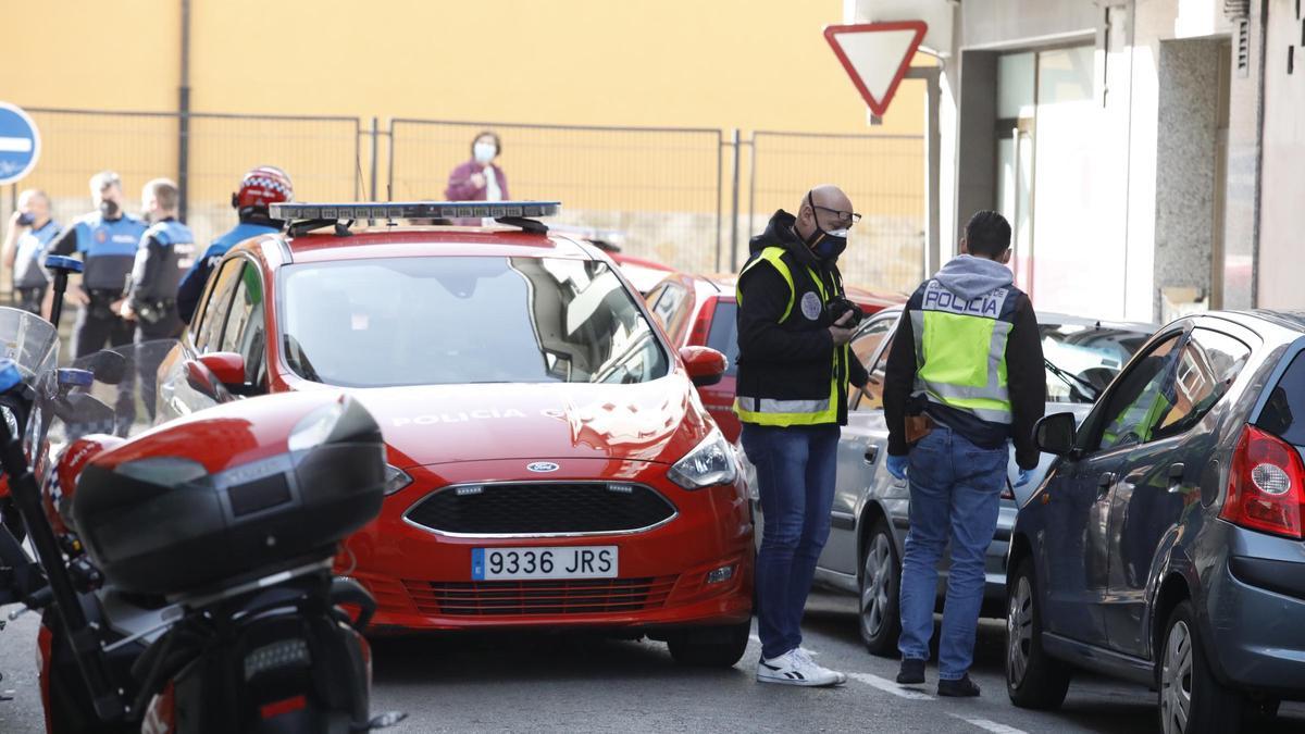 Los agentes disparan contra un hombre armado con un hacha en Gijón