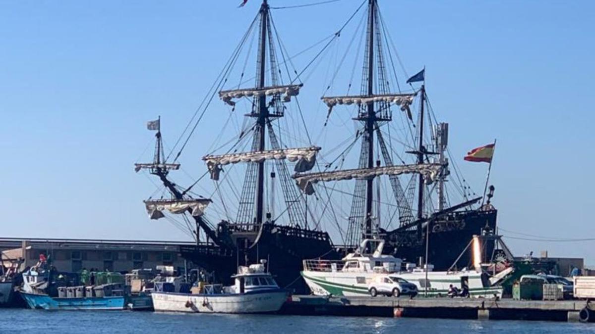 El Galeón Andalucía, a su llegar ayer al puerto de Santa Pola.  | INFORMACIÓN