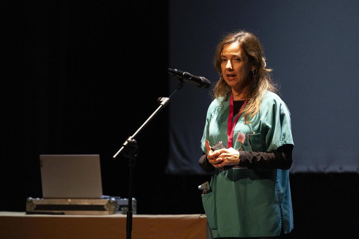 Sanitaria dando su testimonio