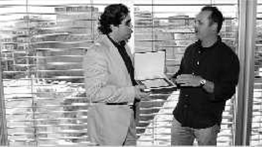 Federico Buyolo 

recibe una placa del presidente del Club Correcaminos