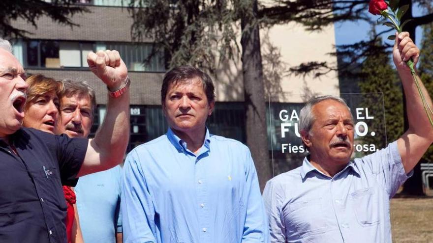 otros tiempos. El presidente regional, Javier Fernández, en la fiesta de la Rosa de 2013, junto a Gregorio Calderón, Esther Díaz, Alfredo Carreño y Wenceslao López.