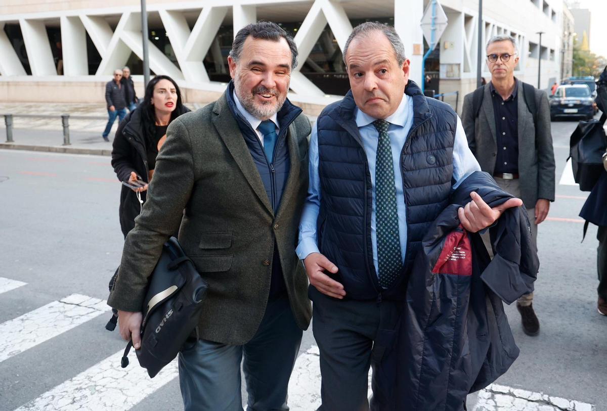 Así ha sido la salida de Carlos Baño de la comisaría de Alicante