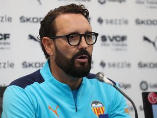 "Mi pensamiento es estar con el Valencia la próxima temporada"