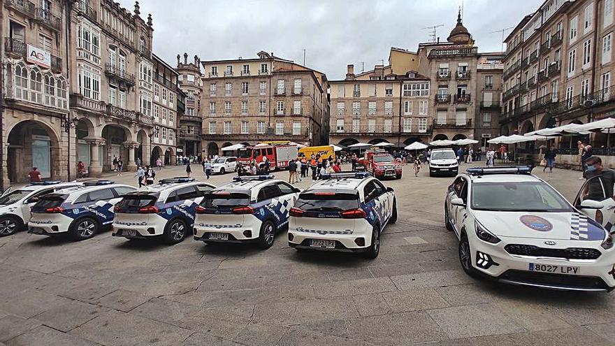 Los seis nuevos coches de la Policía Local fueron exhibidos en la Plaza Mayor, junto a vehículos de los bomberos y  Protección Civil. // IÑAKI OSORIO