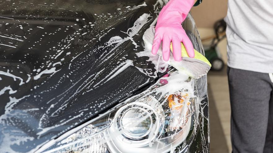 Productos naturales para limpiar el coche como un profesional: ahorrarás mucho dinero en lavados