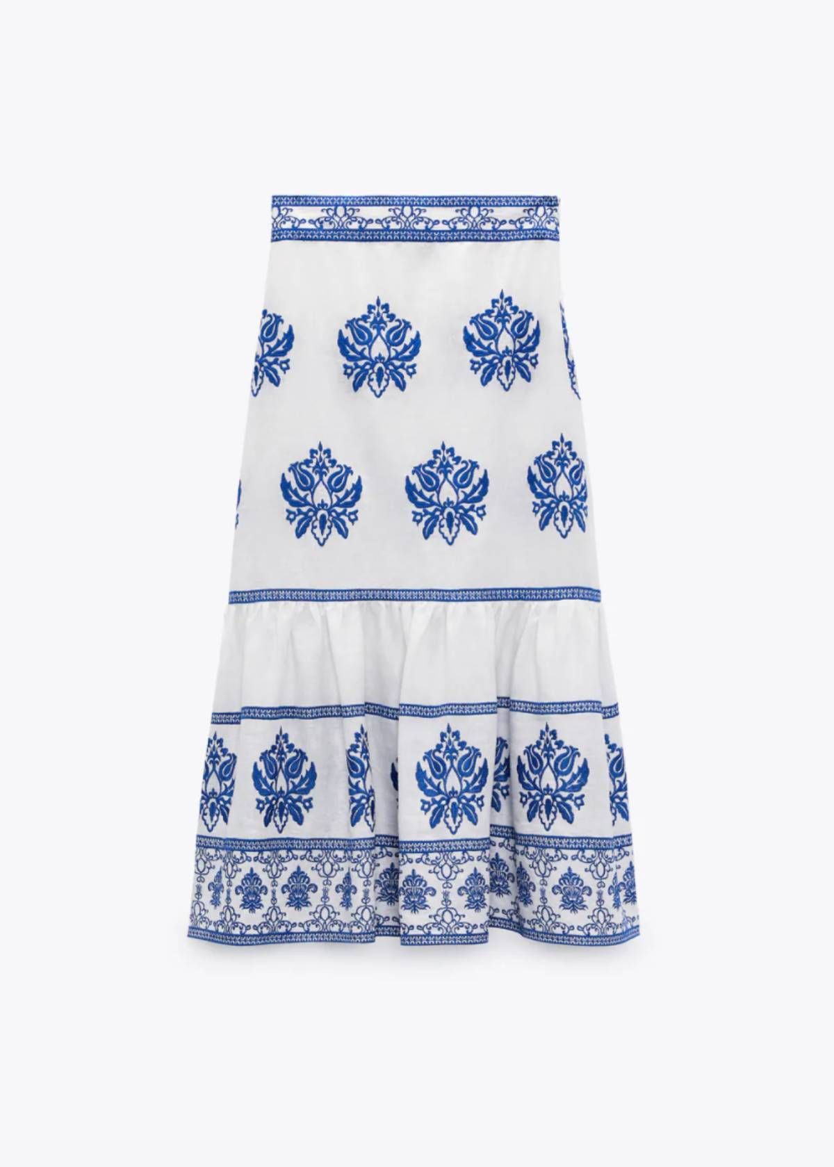 Falda midi blanca con bordados en azul de Zara