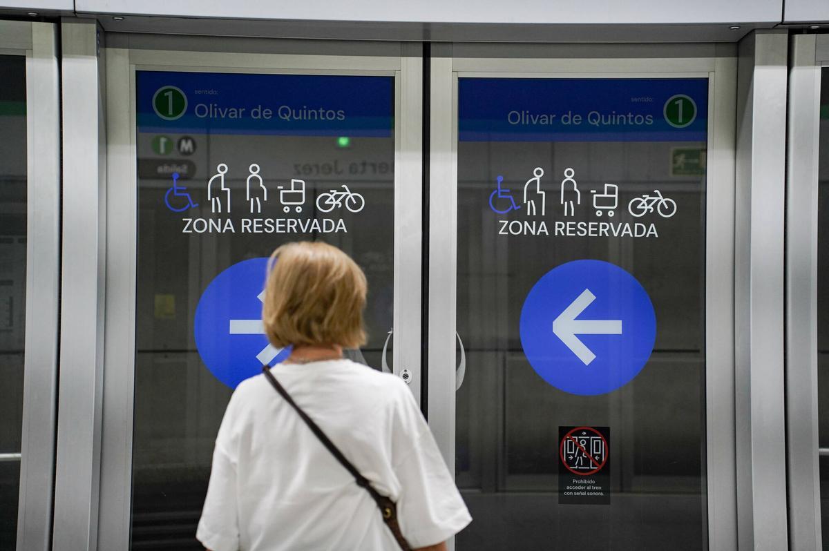 Interior de la estación de Metro de Puerta de Jerez en Sevilla, con viajeros esperando