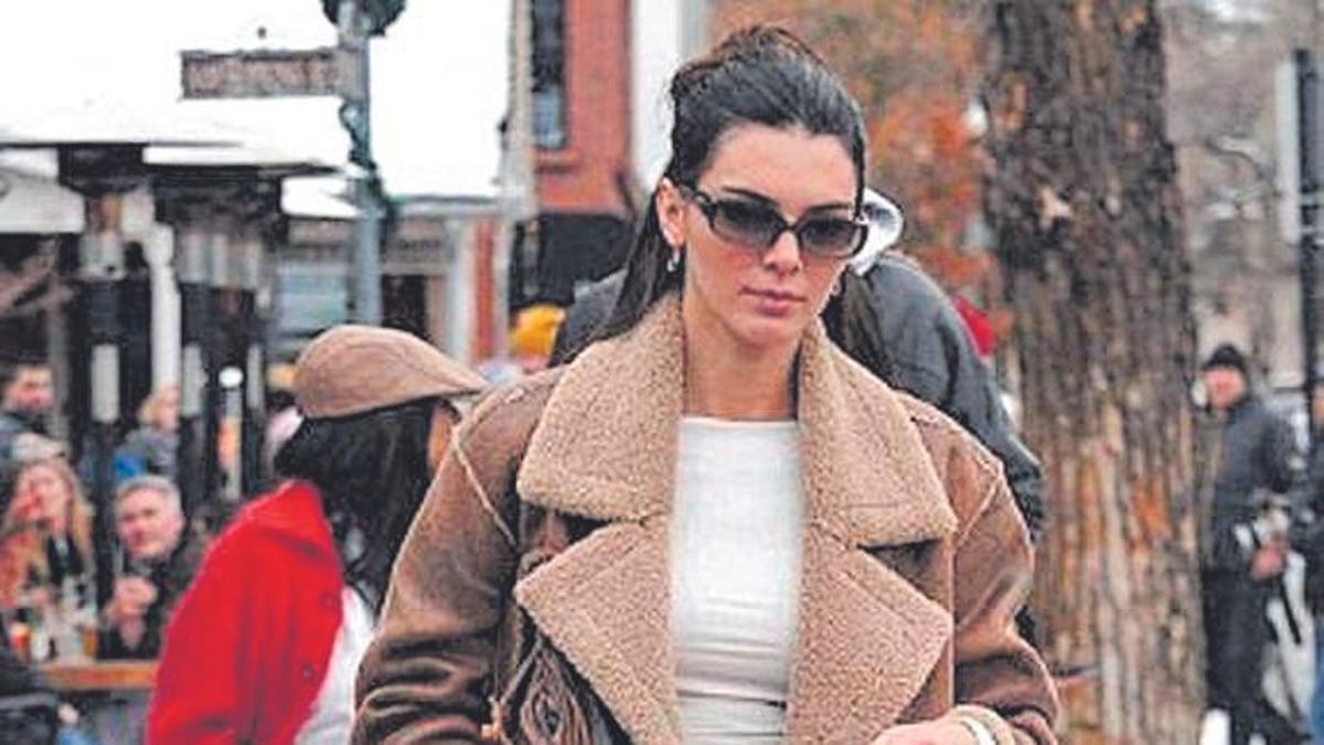 Kendall Jenner con abrigo de doble faz de Simon Miller y Botas cowboy de borreguito de R13.