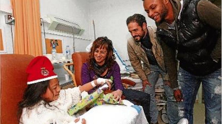 Els jugadors blanc-i-vermells visiten els nens de l&#039;hospital Josep Trueta